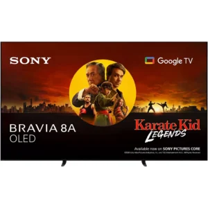 La BRAVIA 8A SONY K-77XR8A affiche une promotion "Karate Kid Legends" avec le logo Google TV à l'écran.