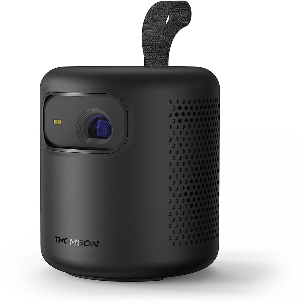 Le THOMSON VEGA PG35B est un projecteur portable noir doté d'une boucle de transport et d'un côté ventilé, portant la marque "Thomson" sur la face avant. Il s'agit d'un produit idéal pour votre téléviseur THOMSON ou pour une association transparente avec la série PG35B.
