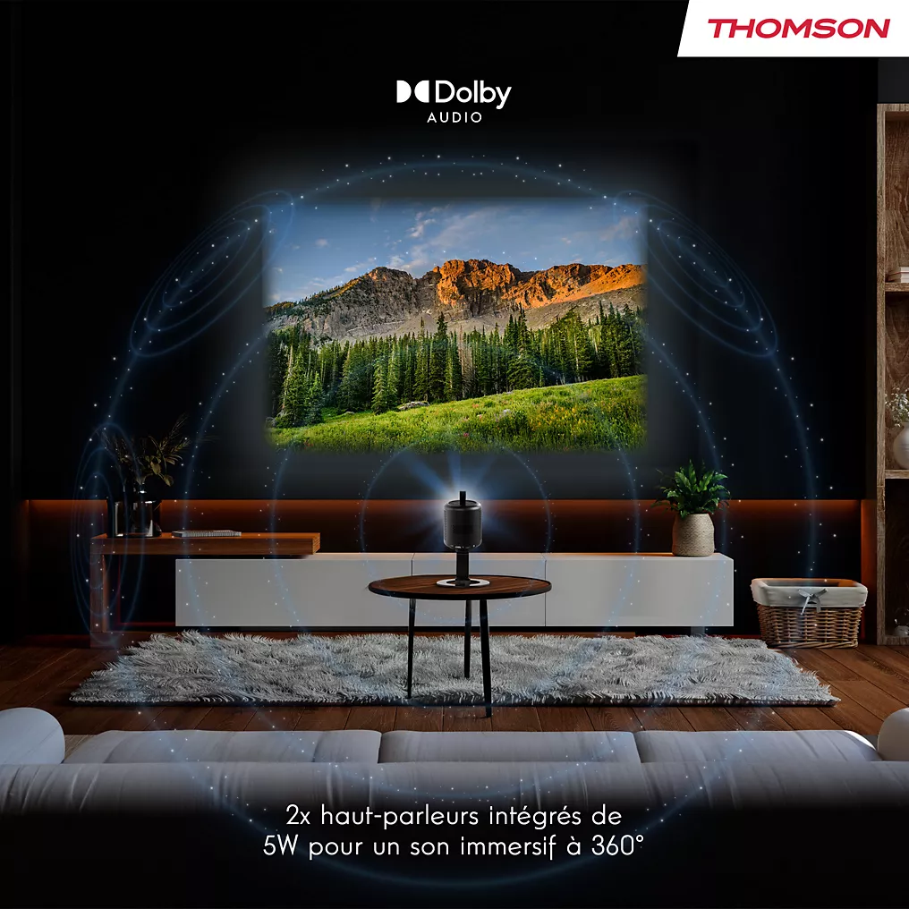 Un salon moderne avec un téléviseur et un son immersif provenant de haut-parleurs ; le THOMSON VEGA PG35B avec Dolby Audio et les logos Thomson sont visibles.
