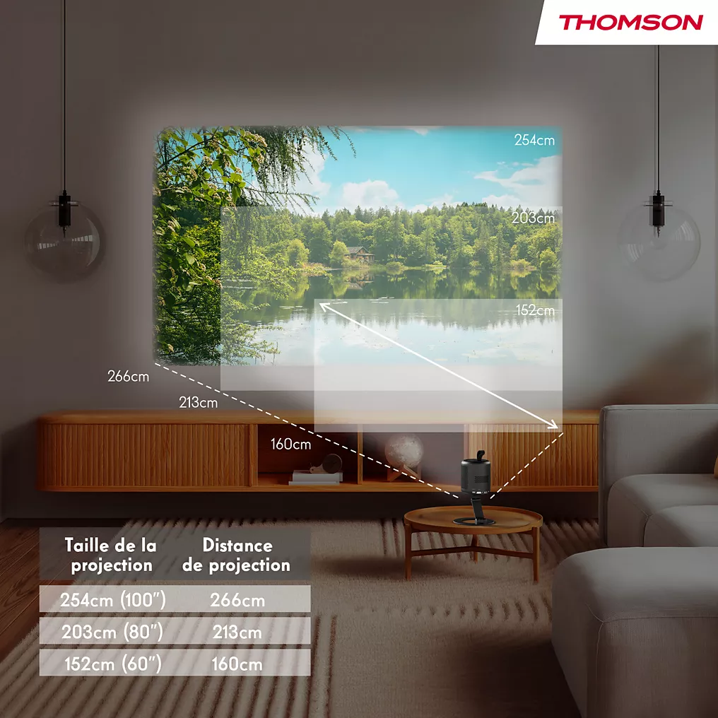 Un projecteur THOMSON VEGA PG35B affiche une image d'un lac et d'arbres sur un mur, en indiquant les tailles et les distances de projection.