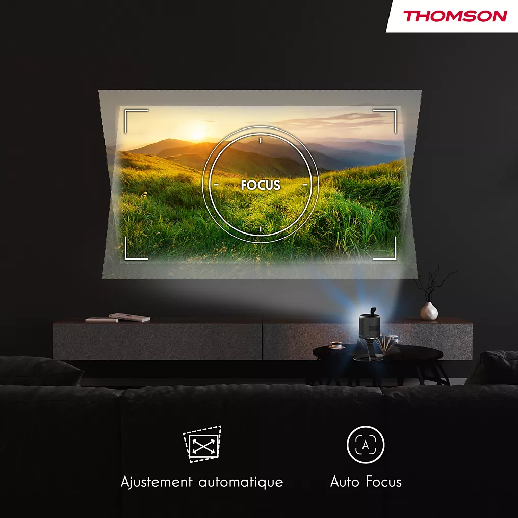 Le projecteur THOMSON VEGA PG35B affiche une image nette de collines vertes sur un mur sombre dans un salon moderne, mettant en évidence la clarté de sa technologie avancée.