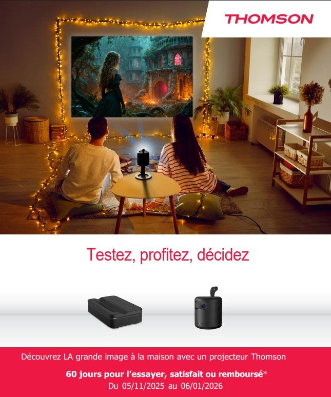 Un salon confortable avec un projecteur THOMSON TV affichant une scène fantastique, décoré de guirlandes lumineuses.