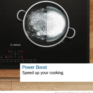 Une casserole sur la table de cuisson BOSCH PVW89BHC1E montre de l'eau à moitié bouillante et à moitié immobile, illustrant parfaitement sa puissante fonction Power Boost.