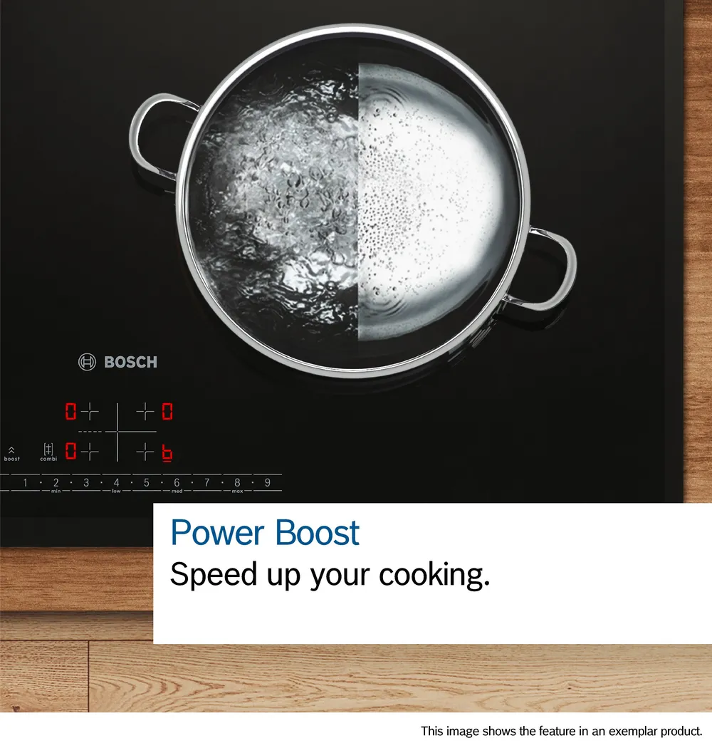 Une casserole sur la table de cuisson BOSCH PVW89BHC1E montre de l'eau à moitié bouillante et à moitié immobile, illustrant parfaitement sa puissante fonction Power Boost.