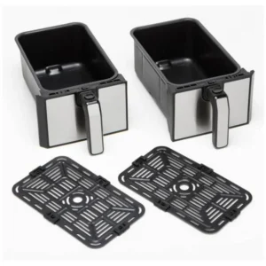 Deux paniers rectangulaires de friteuse KENWOOD HFM20.000MB avec poignées et deux grilles noires assorties sont placés devant les paniers.