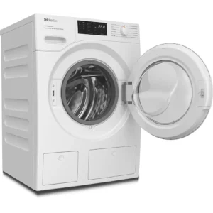 Le lave-linge à chargement frontal WSG883WCS de MIELE en blanc est présenté avec la porte ouverte, révélant le tambour et son élégant panneau d'affichage numérique.