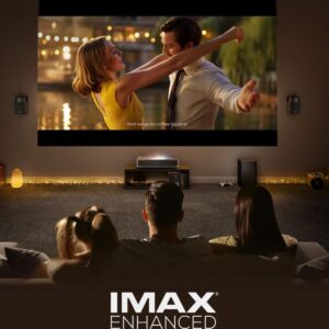 Une famille regarde un film romantique sur le grand écran du home cinéma HISENSE C2 PT1, doté de la fonction "IMAX ENHANCED".