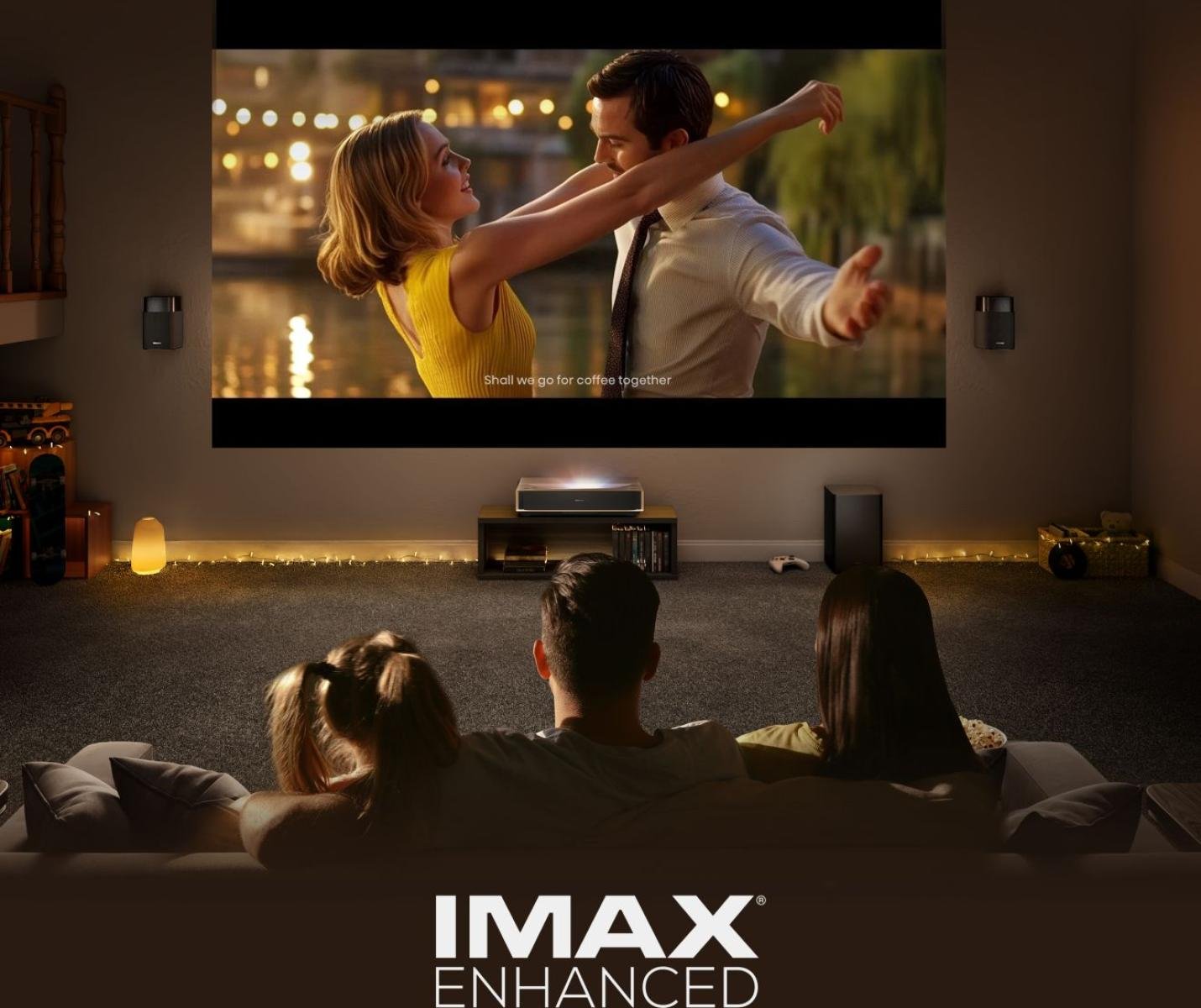 Une famille regarde un film romantique sur le grand écran du home cinéma HISENSE C2 PT1, doté de la fonction "IMAX ENHANCED".