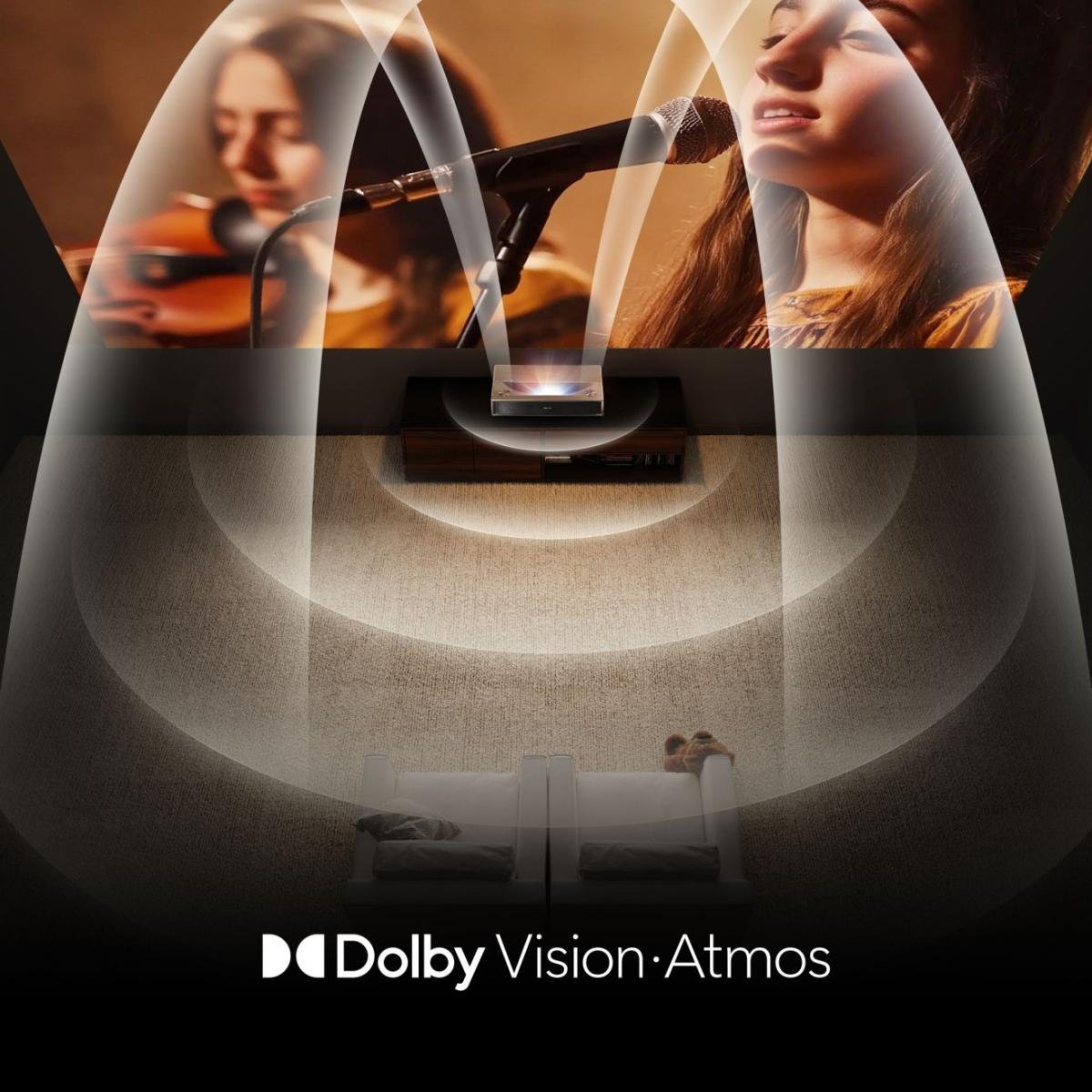 Une personne assiste à un concert sur le téléviseur HISENSE C2 PT1, avec des ondes sonores Dolby Vision et Atmos dans la pièce.