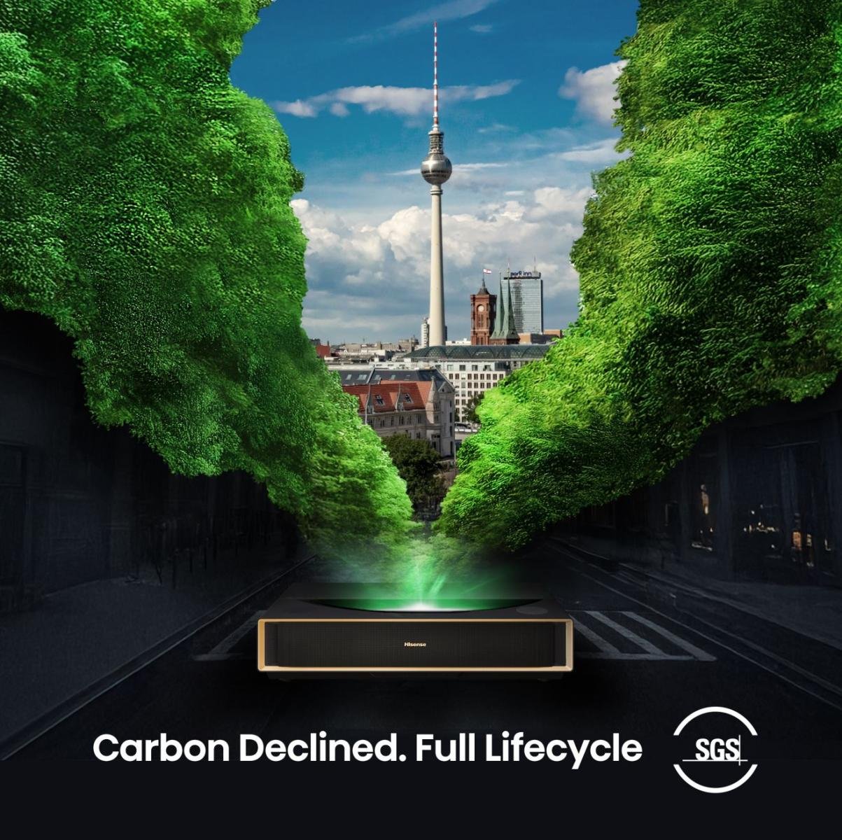 Un paysage urbain avec des arbres verdoyants formant un tunnel, sur lequel figure le HISENSE C2 PT1 et le texte "Carbon Declined. Cycle de vie complet.