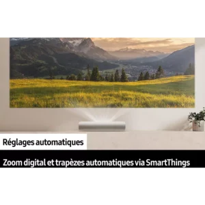 Le projecteur SAMSUNG SP-PLU7D présente un paysage de montagne éclatant, tandis qu'un texte à l'écran met en avant ses réglages automatiques et son intégration SmartThings.