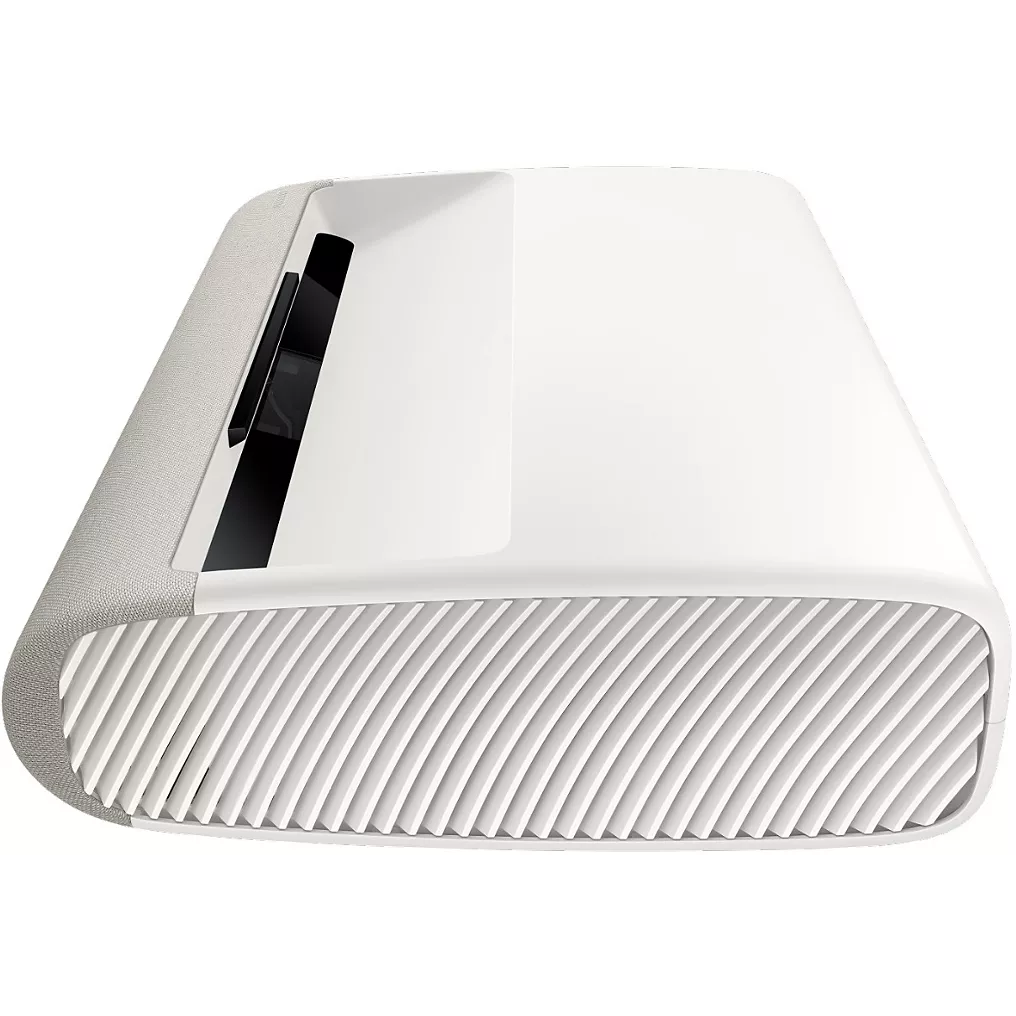 Le projecteur SAMSUNG SP-PLU7D est blanc et moderne, avec une grille frontale incurvée et un élégant accent noir sur le côté supérieur gauche.