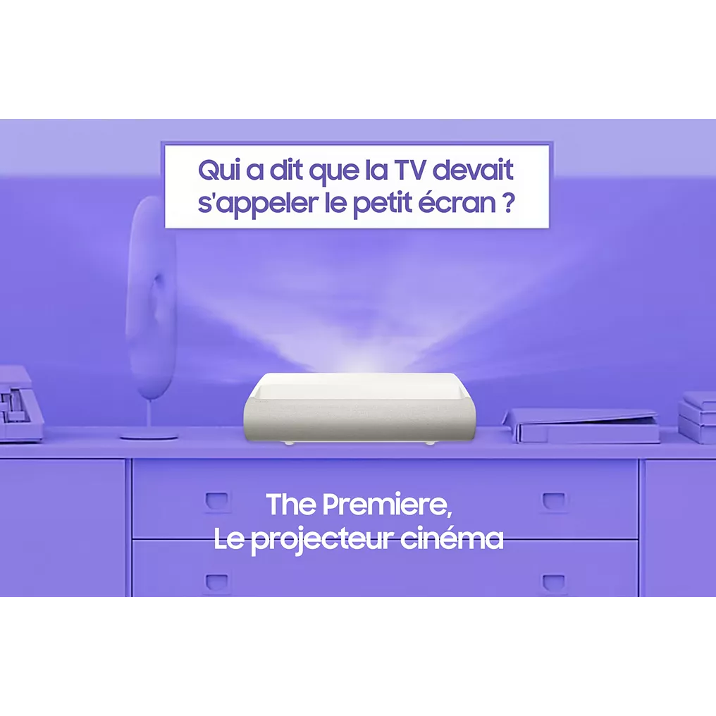 Le projecteur SAMSUNG SP-PLU7D, placé sur un meuble, projette de la lumière et un texte en français indiquant "The Premiere, Le projecteur cinéma".