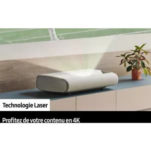 Le projecteur laser SAMSUNG SP-PLU7D projette des images nettes sur le mur d'un salon moderne avec une plante à proximité, ce qui confère à l'espace une ambiance élégante et raffinée.