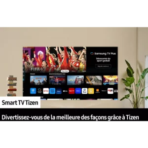 Une smart TV SAMSUNG SP-PLU7D fixée au mur diffuse des applications en continu et un match de football, avec des livres et une plante à proximité.