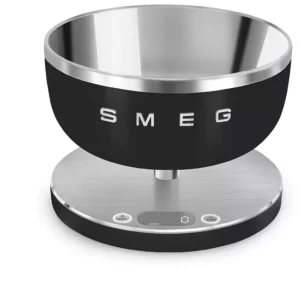 La SMEG KSC01BLMWW est une balance de cuisine moderne avec un affichage numérique, un bol en acier inoxydable et une base ronde.
