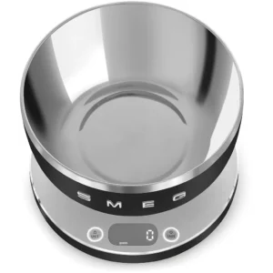 La balance de cuisine numérique SMEG KSC01BLMWW est dotée d'un bol en acier inoxydable et d'un écran LED réglé sur zéro gramme.