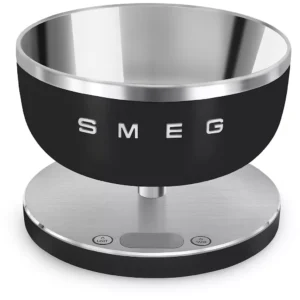 La balance de cuisine SMEG KSC01BLMWW a un look noir et argenté élégant, un bol en métal, un affichage numérique et une base en acier inoxydable.