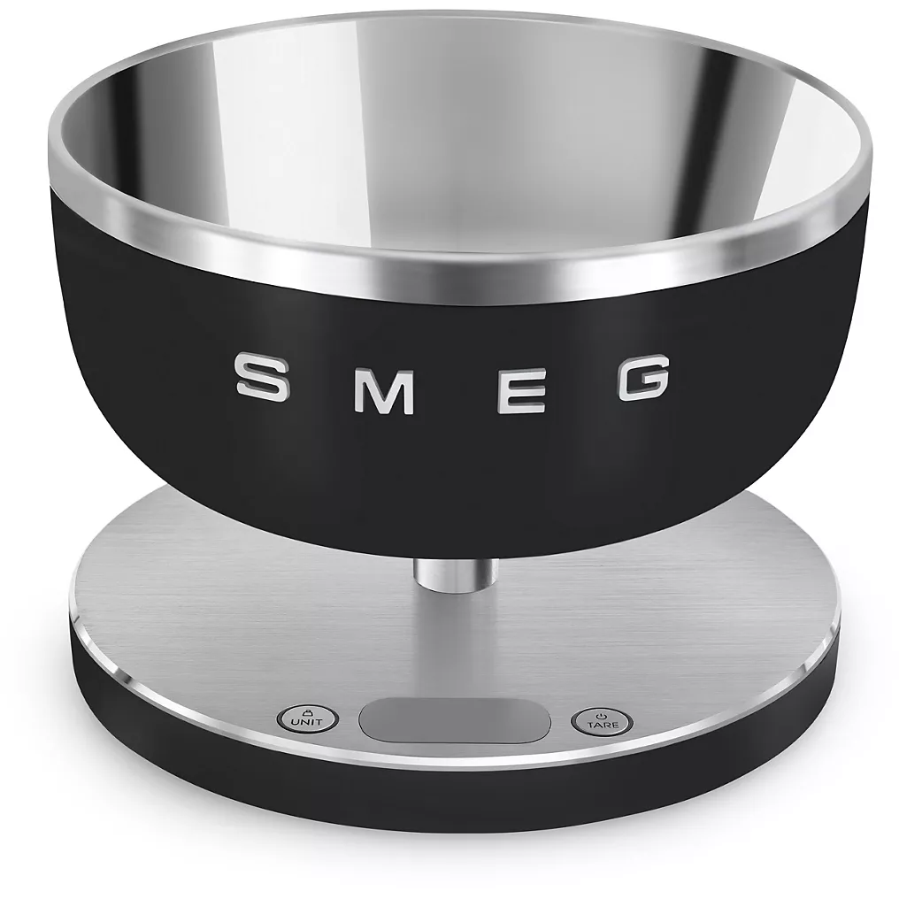 La balance de cuisine SMEG KSC01BLMWW a un look noir et argenté élégant, un bol en métal, un affichage numérique et une base en acier inoxydable.