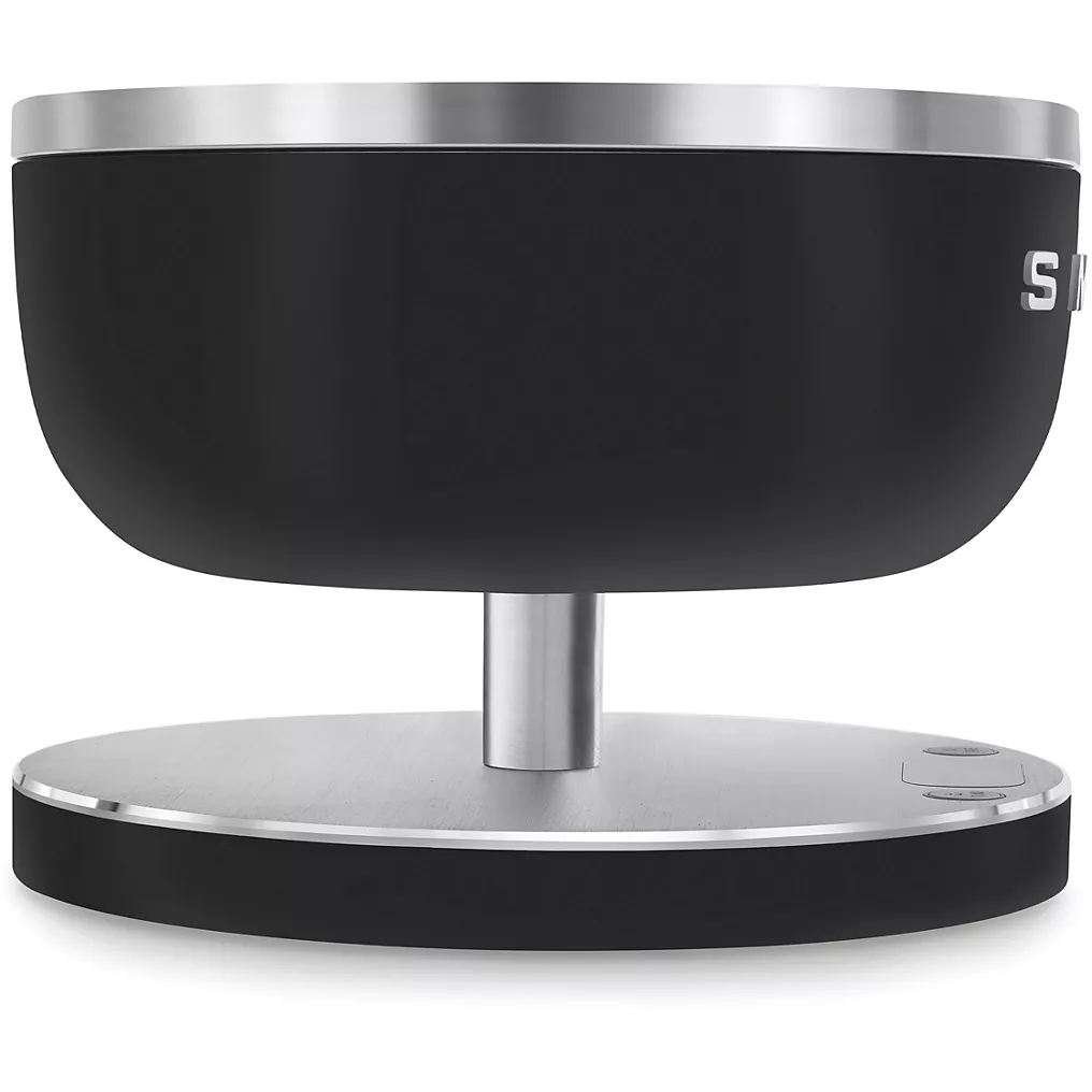 Le SMEG KSC01BLMWW est un appareil électronique moderne doté d'une finition noire et argentée, d'une base circulaire et d'un dessus en forme de bol pour un design élégant et fonctionnel.