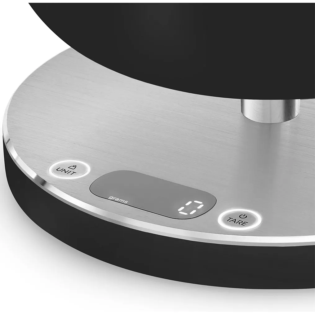 Gros plan sur la balance de cuisine numérique SMEG KSC01BLMWW, avec son écran et ses touches d'unité et de tare éclairées.