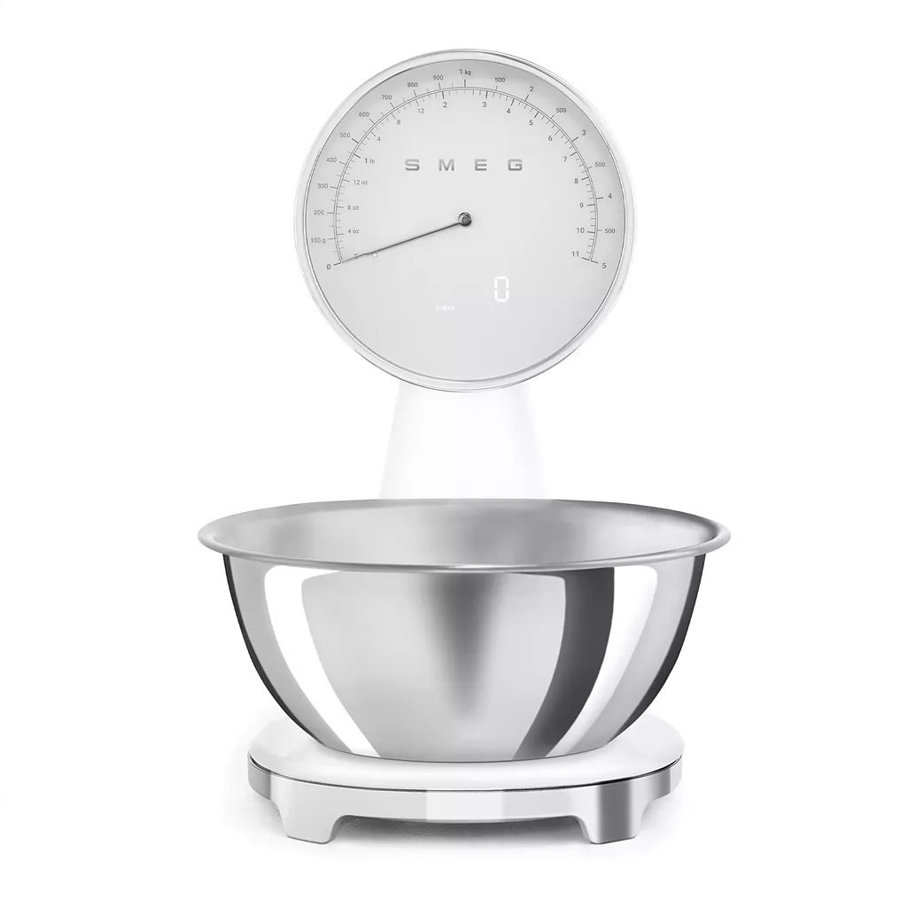 La SMEG KSC01BLMWW (Copie) est une balance de cuisine blanche et argentée dotée d'un grand cadran rond et d'un bol à mélanger en acier inoxydable.