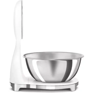 Le SMEG KSC01BLMWW (Copie) est un batteur sur socle blanc moderne associé à un grand bol à mélanger en acier inoxydable.