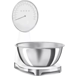 Une balance de cuisine SMEG KSC01BLMWW (Copie) en blanc, avec un grand cadran rond et un bol à mélanger en acier inoxydable sur sa base.