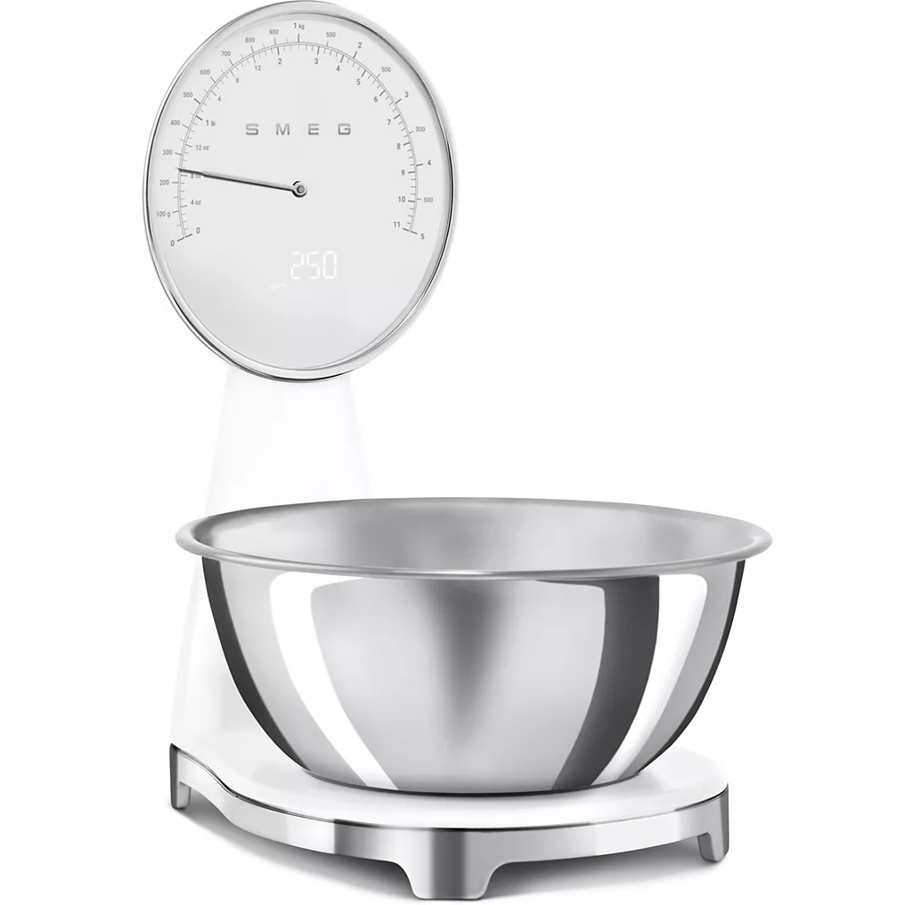 Un bol à mélanger en argent est posé sur une balance de cuisine numérique SMEG KSC01BLMWW avec un grand écran rond.