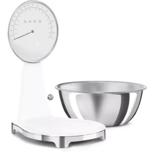 La balance de cuisine SMEG KSC01BLMWW (Copie) est blanche, possède un grand cadran rond et comprend un bol à mélanger séparé en acier inoxydable.