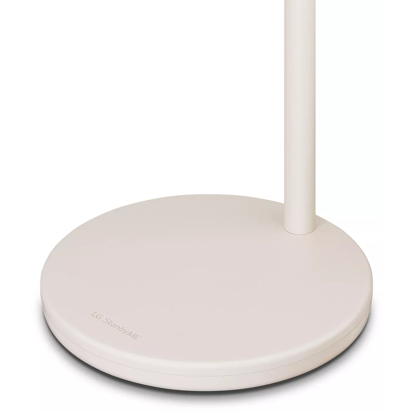 Gros plan sur une base de lampe ronde et blanche avec un mât élancé et le logo LG SIGNATURE, faisant écho au design élégant du LG 27LX6 STANDBYME.