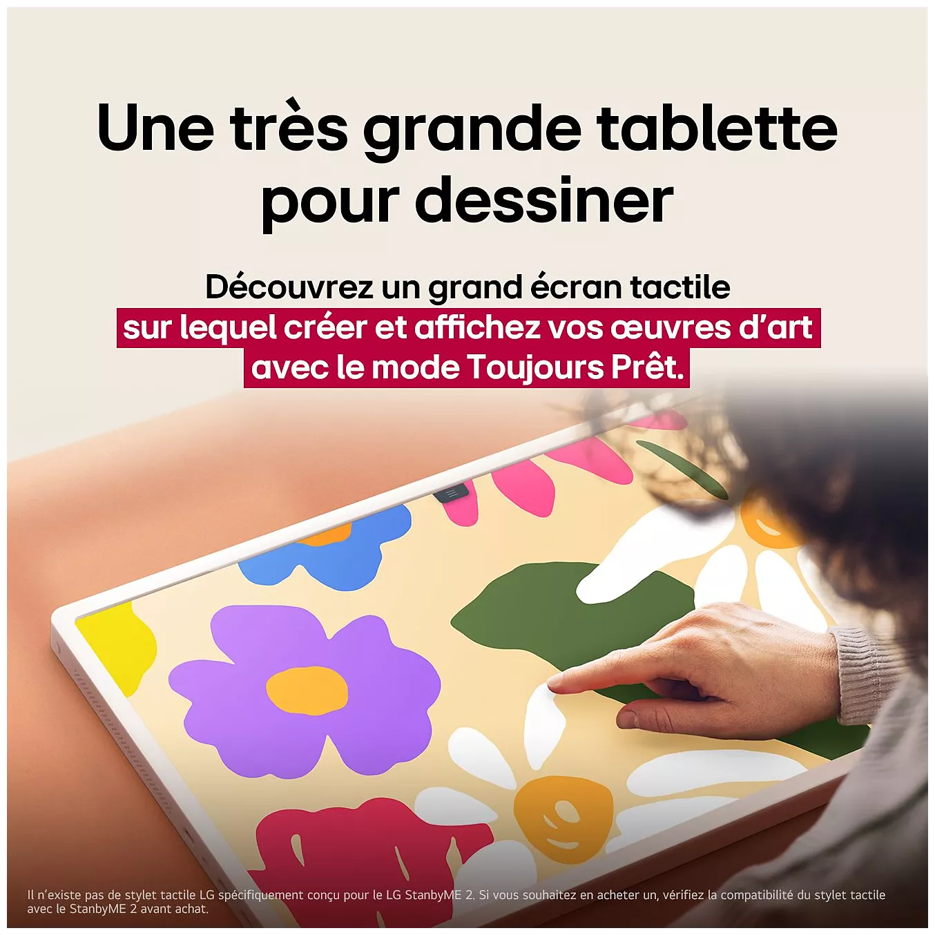 Une main dessine des fleurs colorées sur la grande tablette tactile LG 27LX6 STANDBYME, avec un texte en français décrivant comment créer des œuvres d'art.