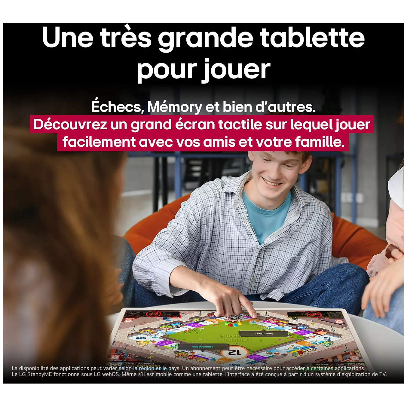 Quatre personnes sourient et jouent à un jeu de société sur la LG 27LX6 STANDBYME, une grande tablette à écran tactile.