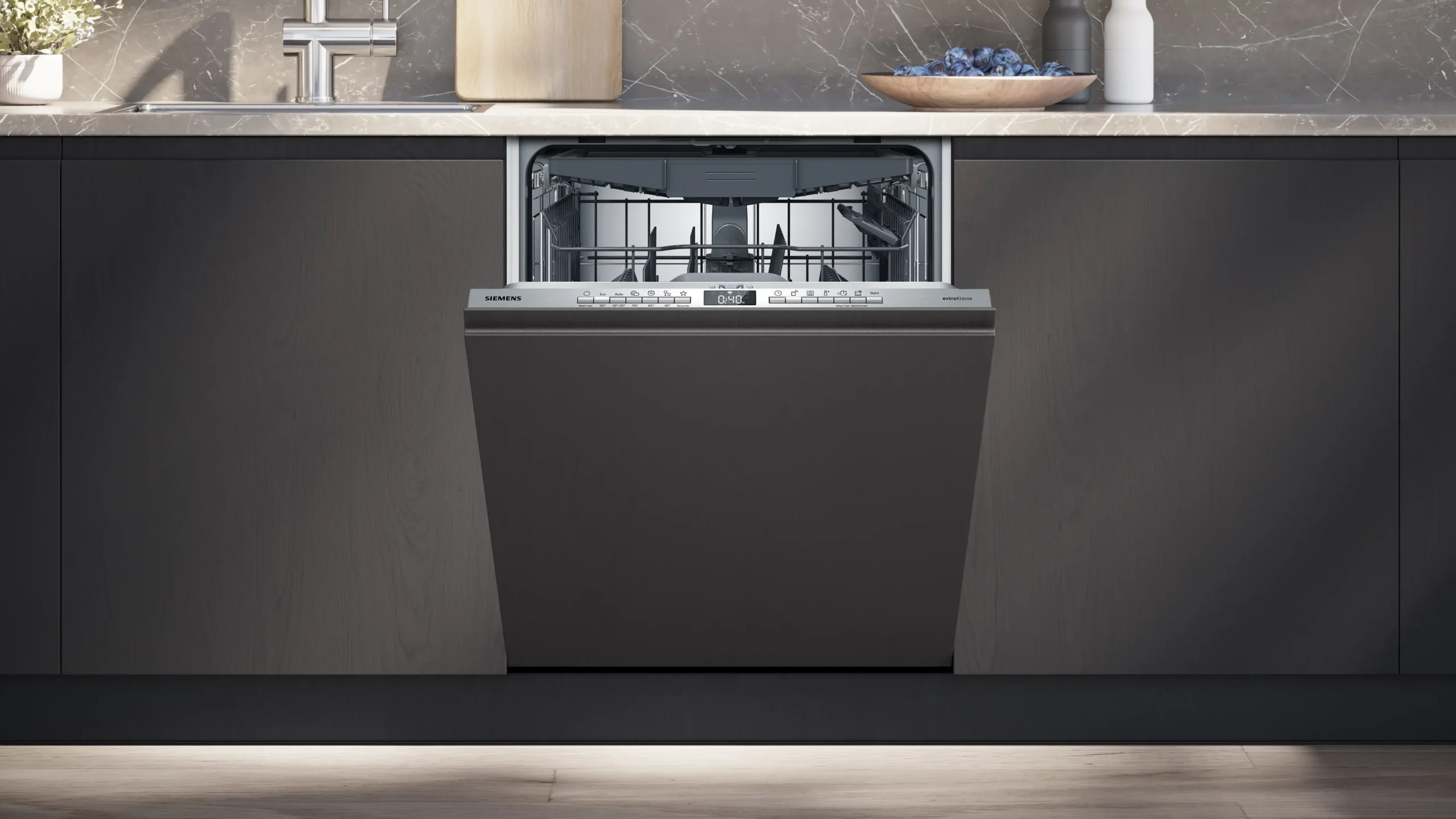 Un lave-vaisselle encastrable SIEMENS SN63EX05ME dont la porte est ouverte montre des casiers vides dans une cuisine contemporaine.