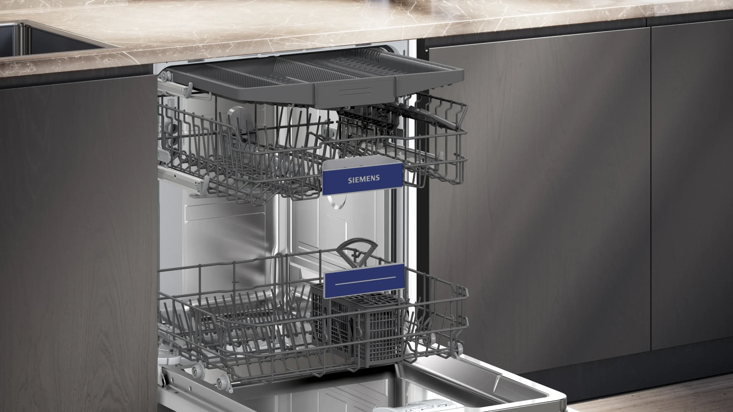 Ouvrez le lave-vaisselle encastrable SIEMENS SN63EX05ME avec des paniers inférieurs et supérieurs vides, parfaitement intégré dans une cuisine moderne sous un comptoir en marbre.