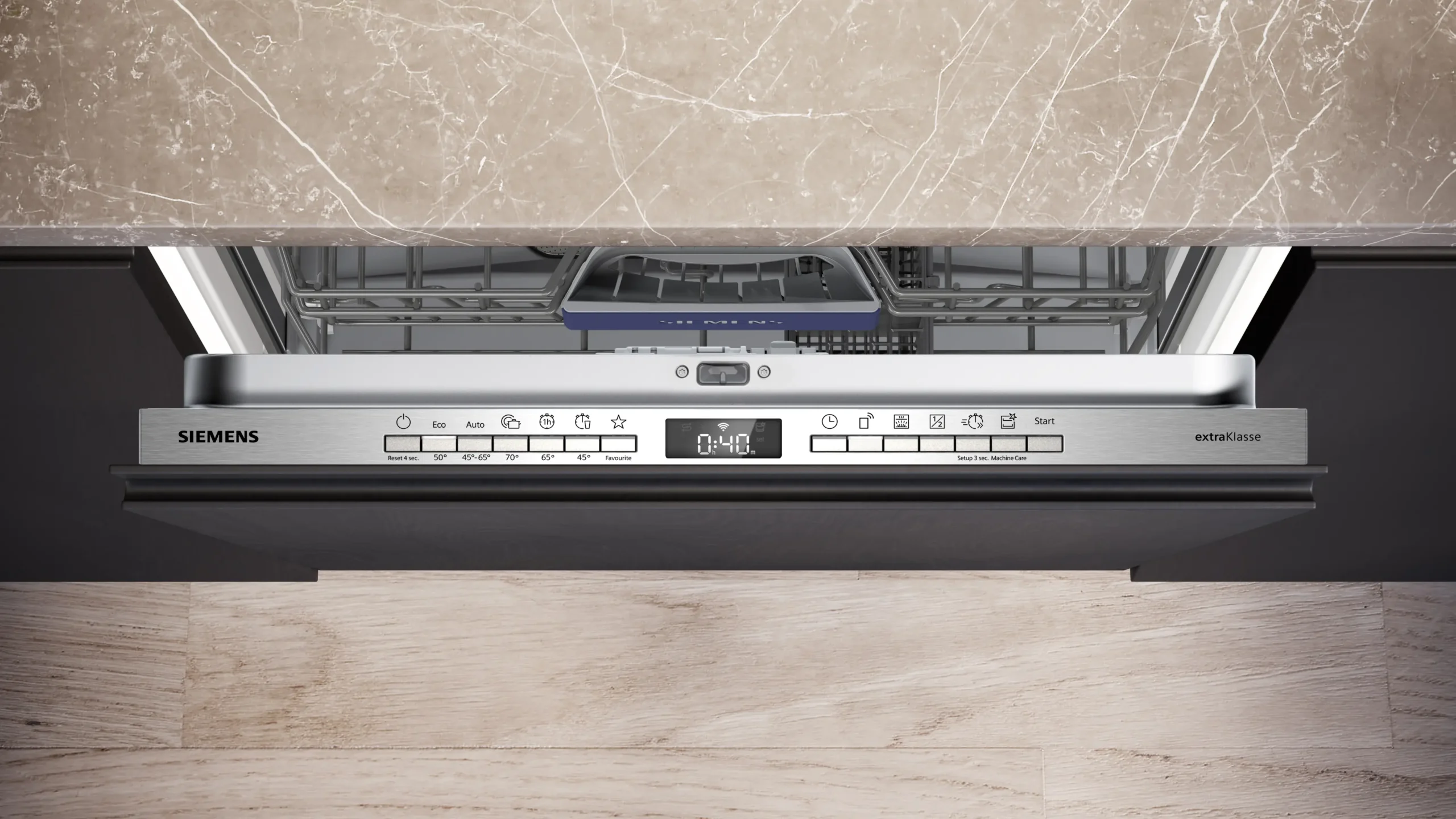 Ouvrez le lave-vaisselle SIEMENS SN55ES12CE (Copie) avec affichage numérique et panneau de commande visible, encastré dans un meuble de cuisine.