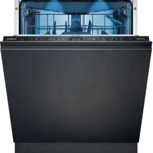 Le lave-vaisselle encastrable SIEMENS SN65Z804CE est présenté ici avec la porte ouverte, dévoilant ses paniers vides et son écran numérique moderne.