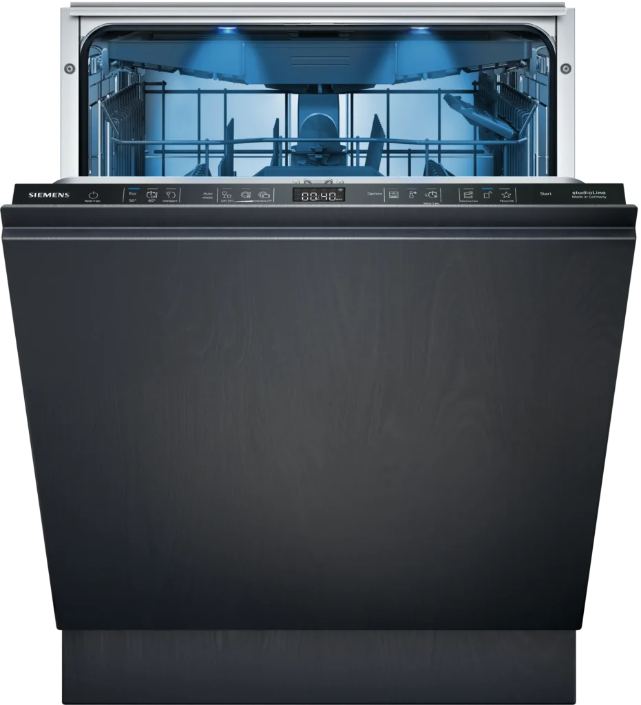 Le lave-vaisselle encastrable SIEMENS SN65Z804CE est présenté ici avec la porte ouverte, dévoilant ses paniers vides et son écran numérique moderne.