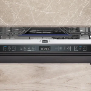 Ouvrez le lave-vaisselle SIEMENS SN65Z804CE, équipé d'un panneau de commande numérique visible, installé sous un plan de travail en marbre sur un parquet.