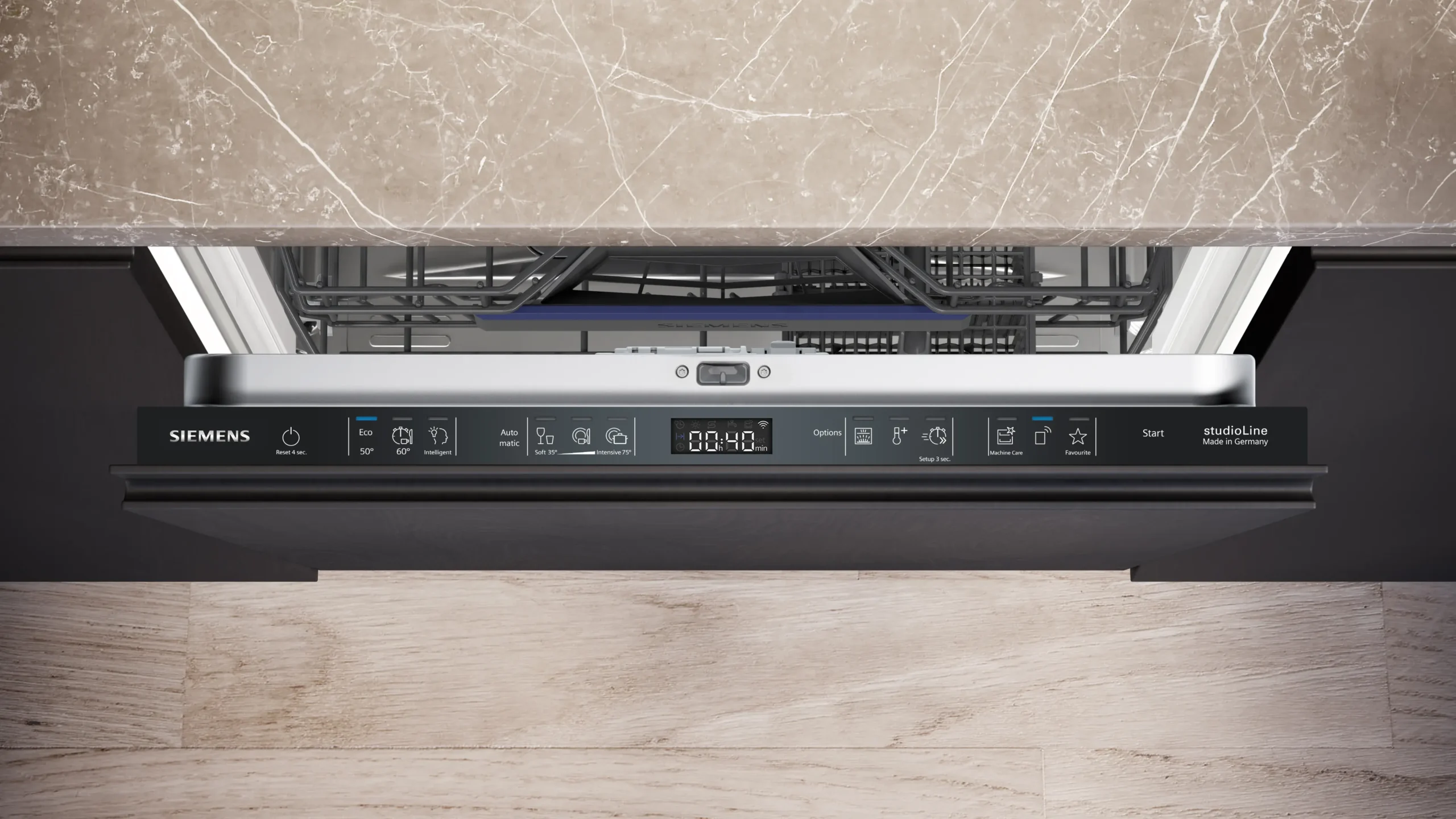 Ouvrez le lave-vaisselle SIEMENS SN65Z804CE, équipé d'un panneau de commande numérique visible, installé sous un plan de travail en marbre sur un parquet.