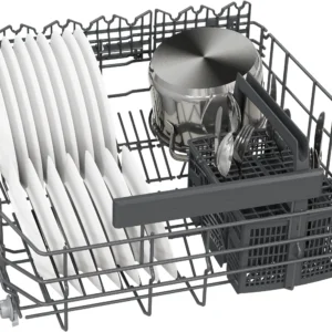Le panier du lave-vaisselle SIEMENS SN65Z804CE contient des assiettes, des bols, un couvercle de casserole et un panier renfermant divers ustensiles.