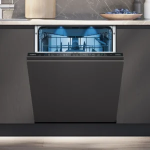 Le lave-vaisselle encastrable SIEMENS SN65Z804CE est présenté ici avec la porte ouverte, dévoilant ses paniers vides et éclairés par un éclairage intérieur bleu.