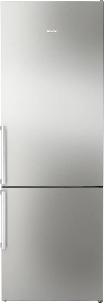 Le réfrigérateur SIEMENS KG49NEICU a un design argenté élégant, un congélateur inférieur et des poignées verticales.