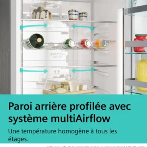 Réfrigérateur SIEMENS KG49NEICU ouvert, rempli de bouteilles et nourriture, mettant en avant ses étagères spacieuses et son système multiAirflow à l'intérieur.