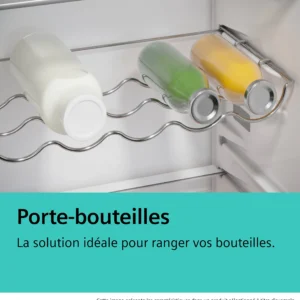 Trois bouteilles - blanche, verte et jaune - sont stockées horizontalement sur un support métallique à l'intérieur du réfrigérateur SIEMENS KG49NEICU.