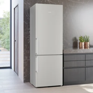 Cuisine moderne avec le réfrigérateur SIEMENS KG49NEICU, des armoires foncées et un plan de travail avec une porte en verre.