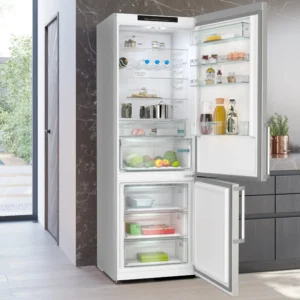 Une cuisine moderne présente un réfrigérateur-congélateur SIEMENS KG49NEICU ouvert et entièrement approvisionné, placé à côté d'armoires sombres et élégantes.