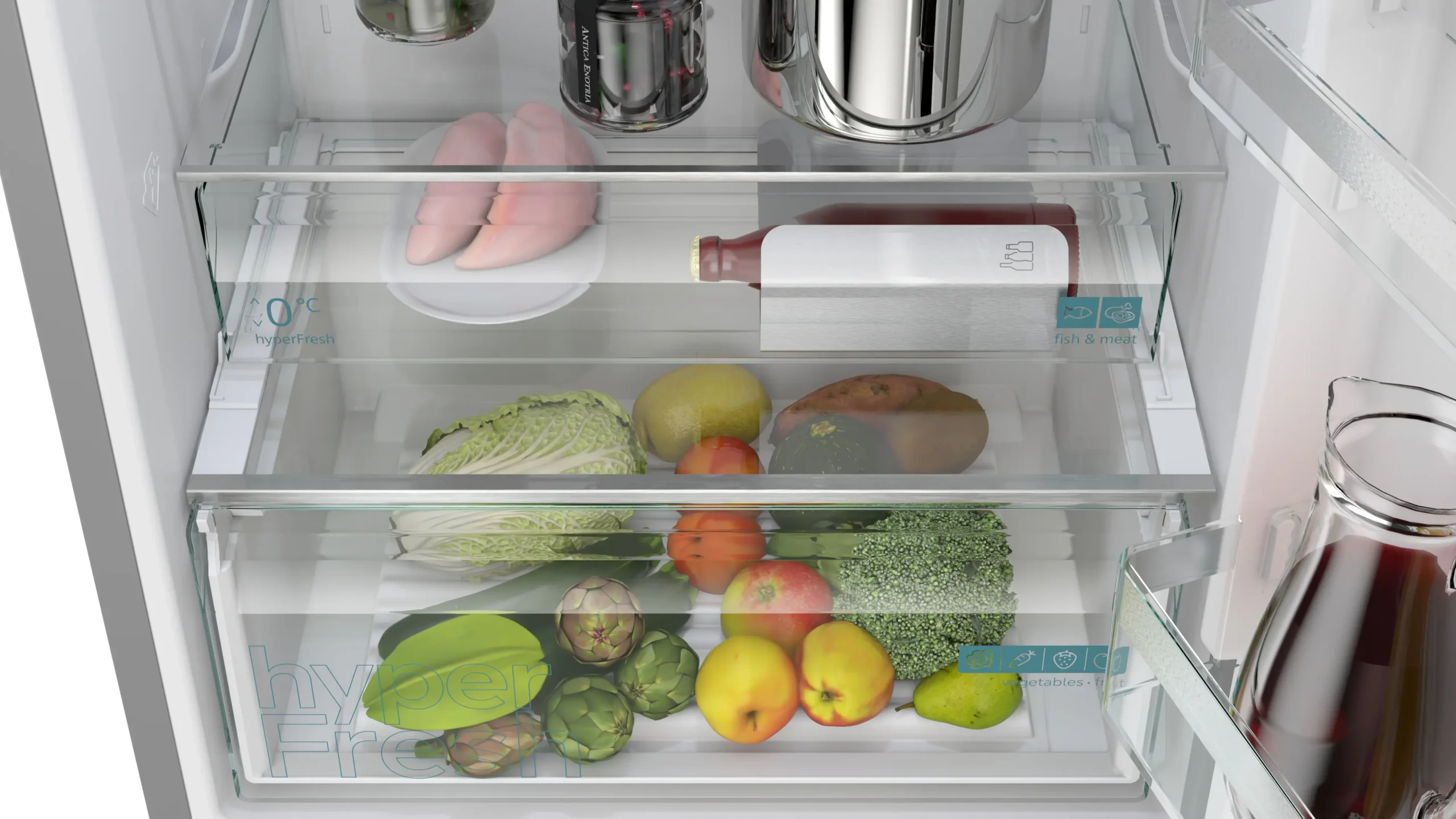 Ouvrez le tiroir du réfrigérateur SIEMENS KG49NEICU pour découvrir un assortiment de fruits et légumes, une bouteille et de la viande emballée sur l'étagère en verre située au-dessus.