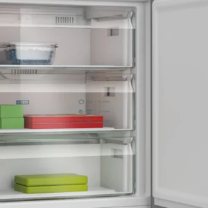 Ouvrez le congélateur SIEMENS KG49NEICU pour trouver trois étagères contenant un bol en verre et plusieurs récipients rectangulaires à l'intérieur.