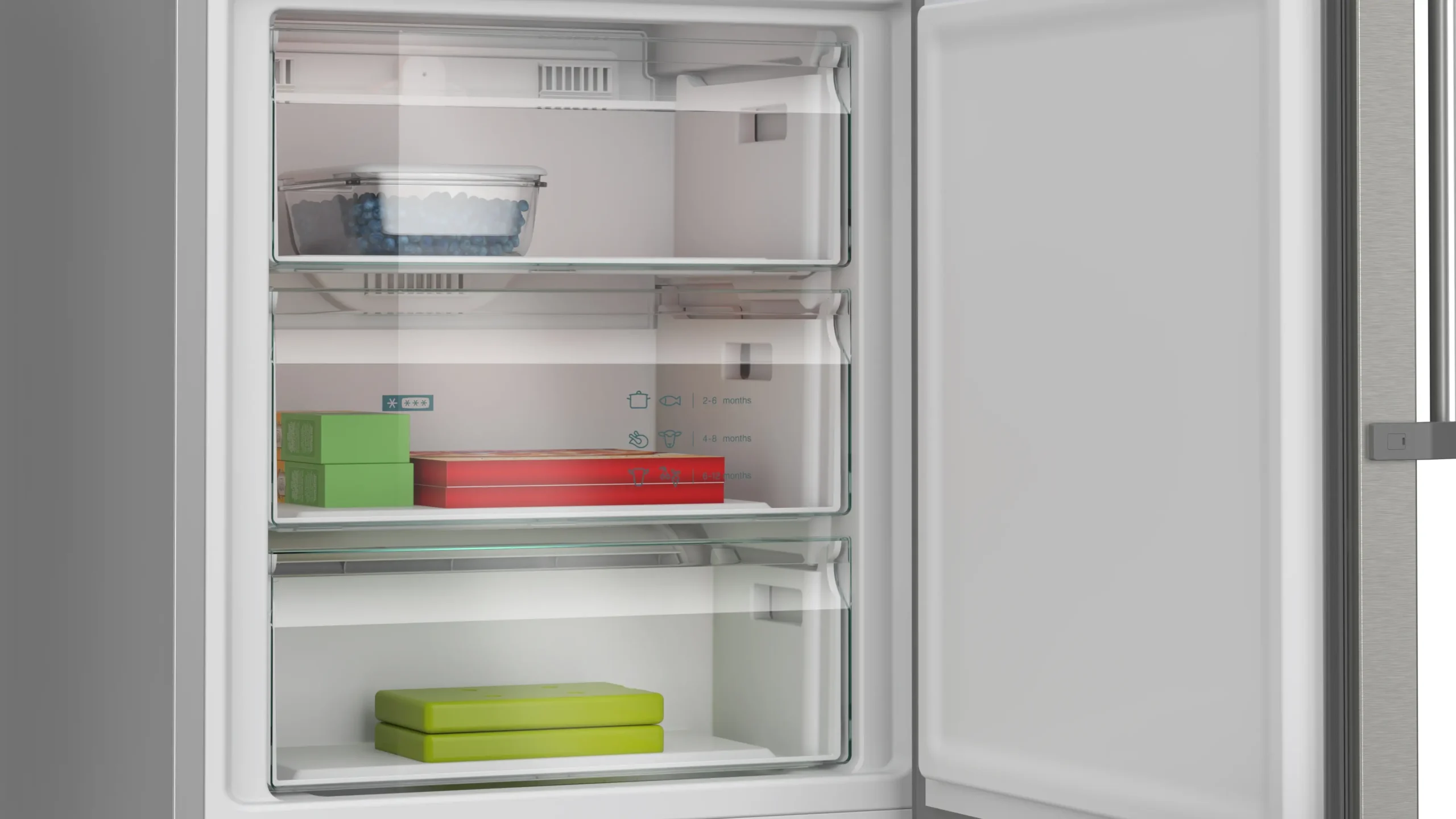 Ouvrez le congélateur SIEMENS KG49NEICU pour trouver trois étagères contenant un bol en verre et plusieurs récipients rectangulaires à l'intérieur.